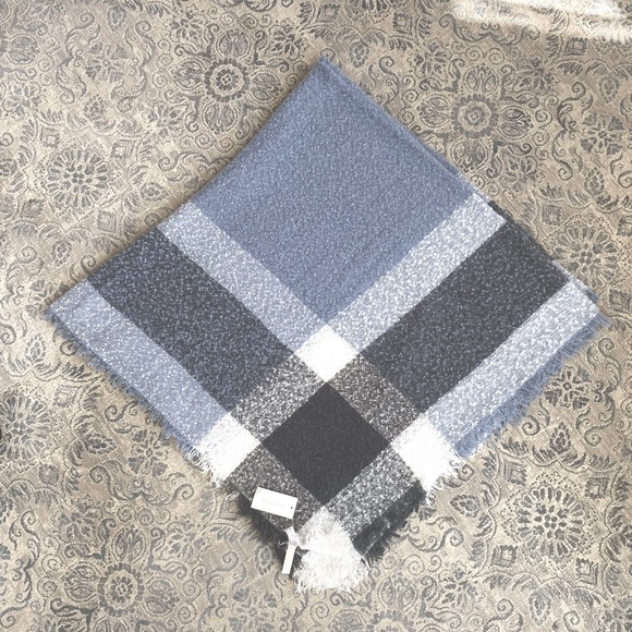 🩵 “Mia & Tess” Blanket Scarf Shawl. Pretty Shades Blue, Gray & Black Pattern. - Picture 5 of 8